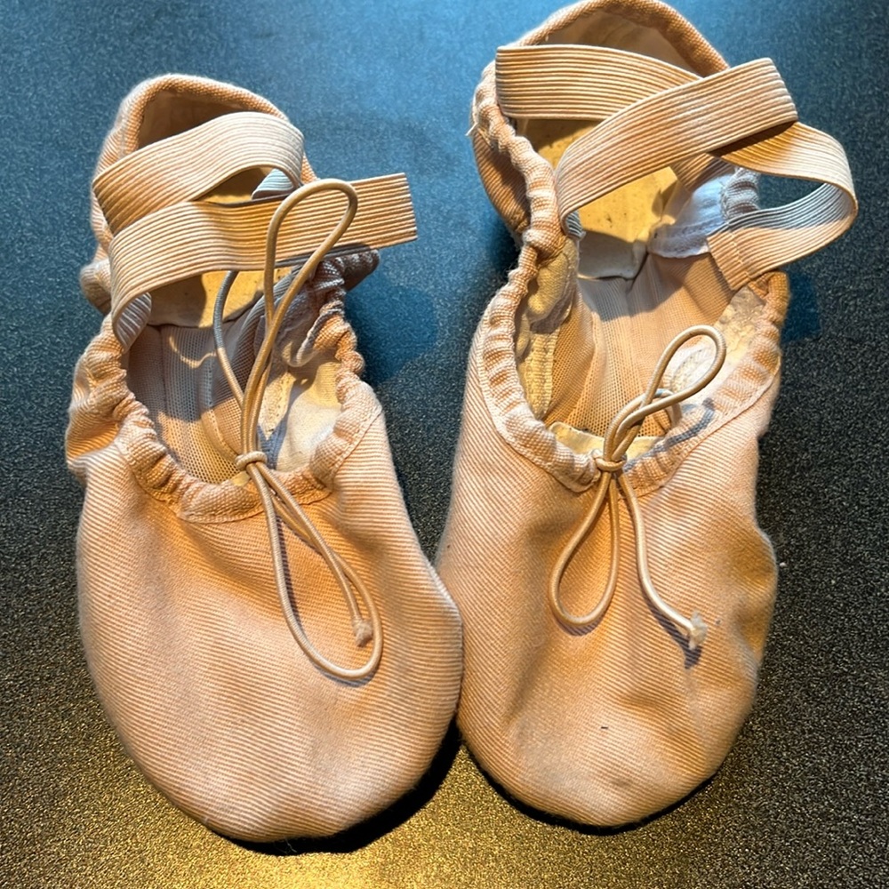 Girls fabric ballet slippers, size 3B